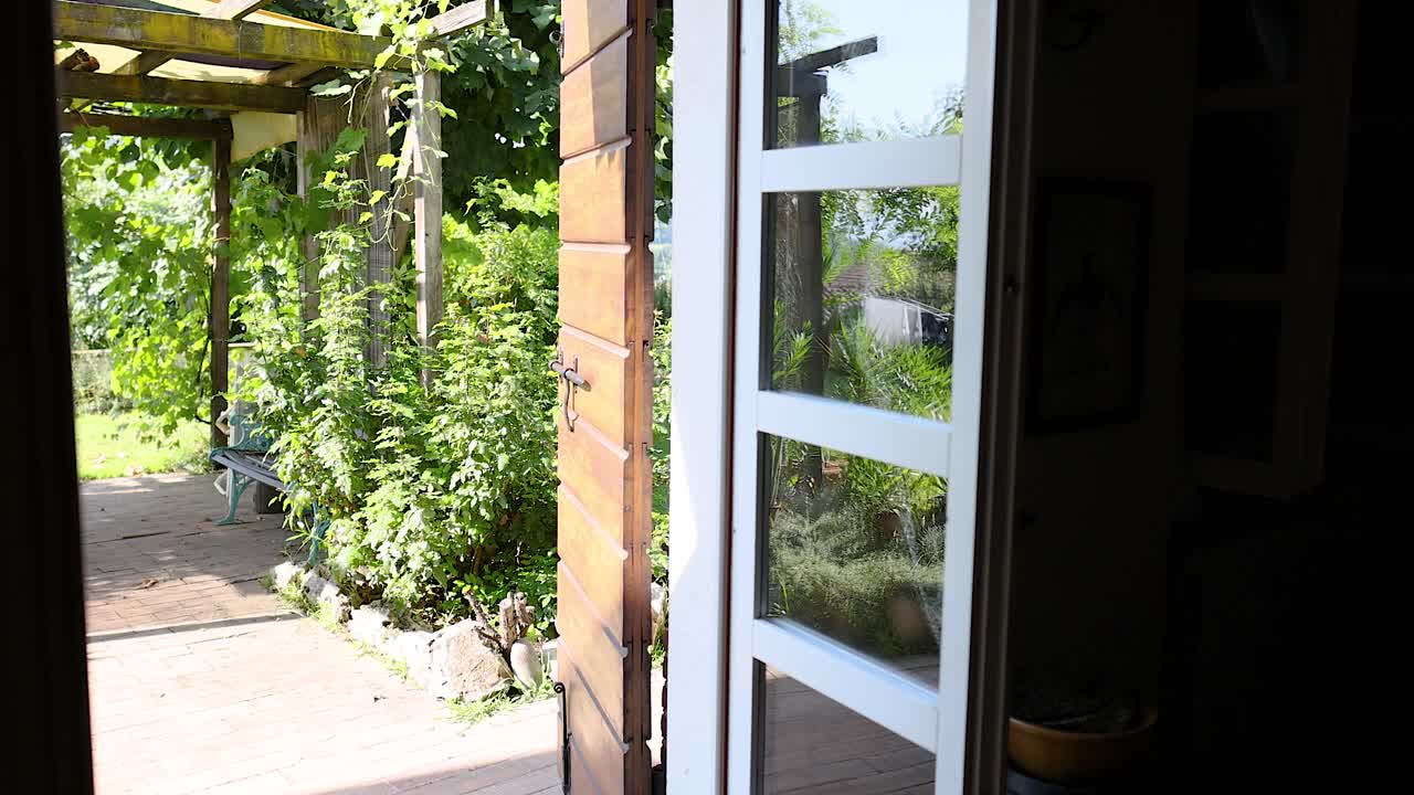 開いたドアを通って静かな庭園のシーン