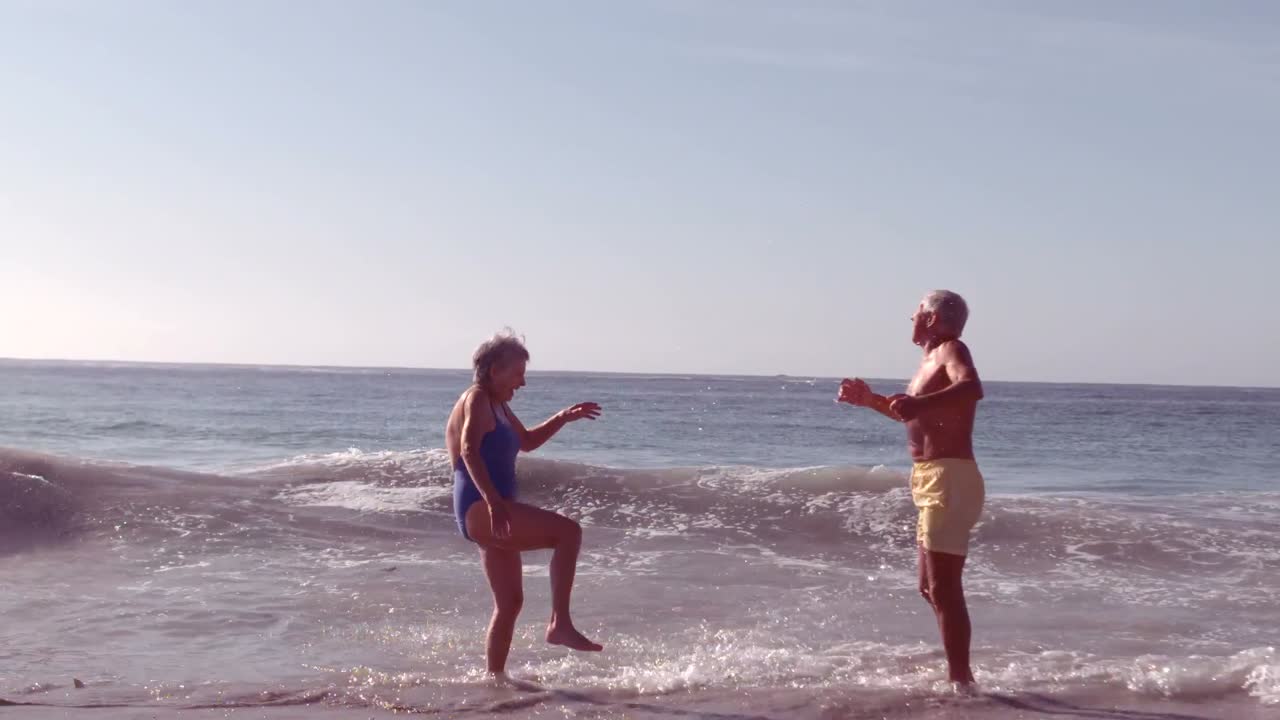 행복 한 수험생 부부 가 물 을 즐기고 있다