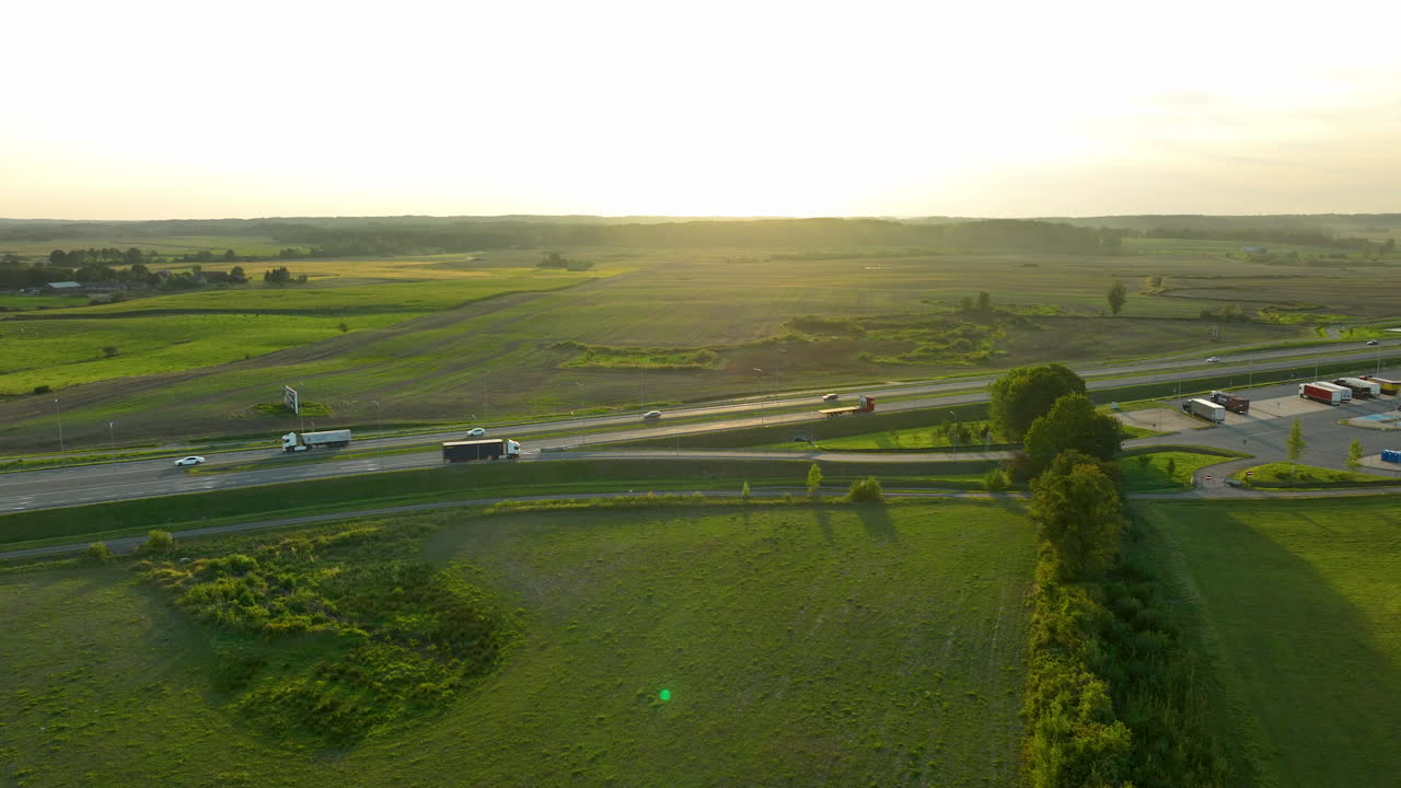 저녁 초 은 파란 하늘 아래 주차장과 주변 초록색 이 있는 고속도로 휴식 공간의 공중 촬영
