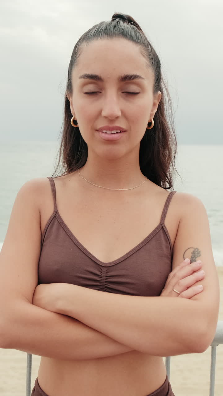Donna sicura di sé in spiaggia: fitness e benessere