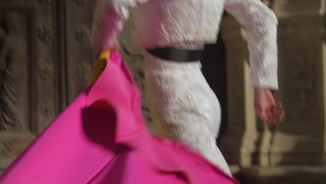 movimiento de torero en traje blanco