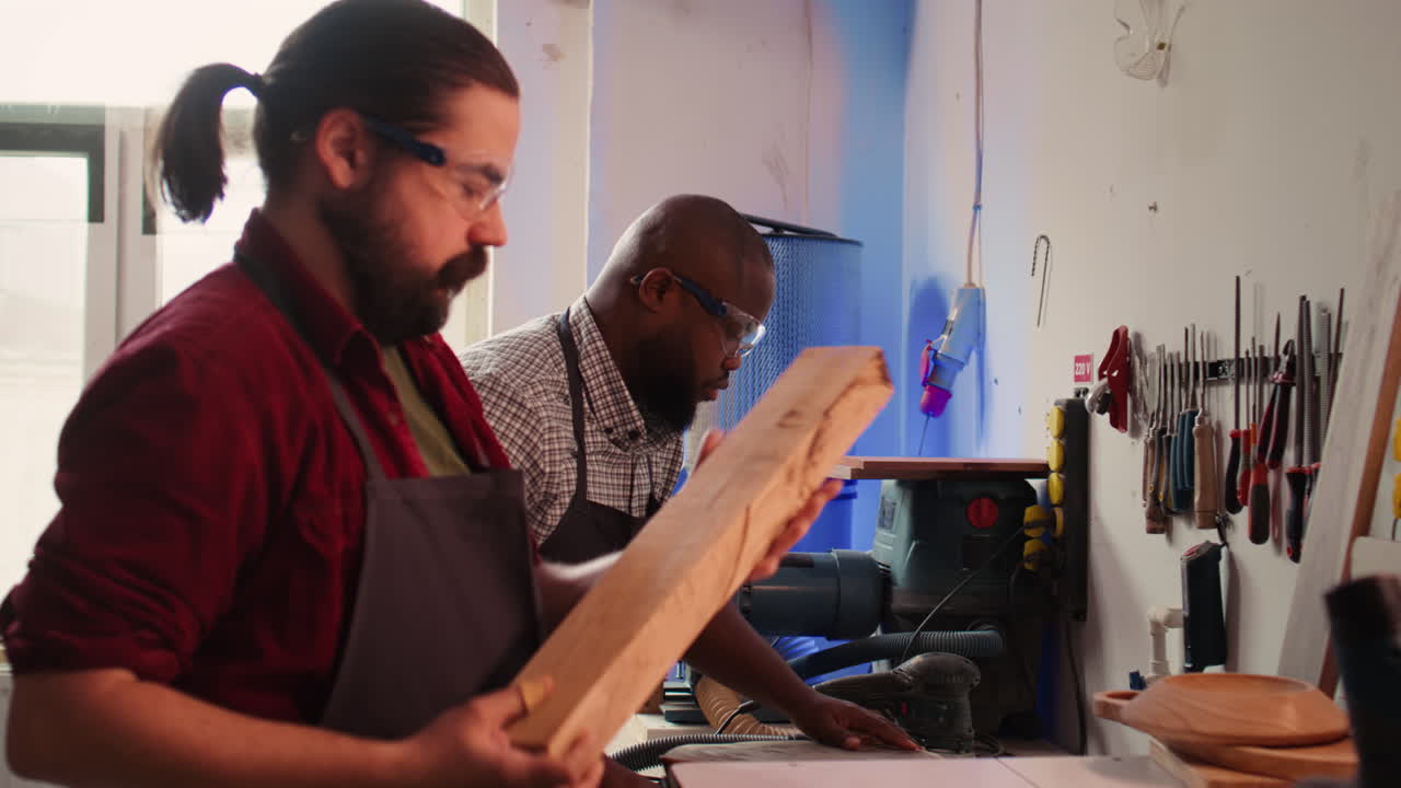 experto en carpintería que realiza el control de calidad de los bloques de madera