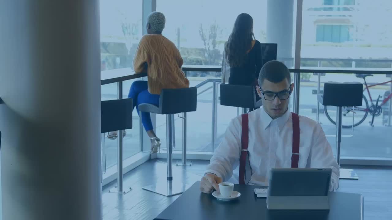 Animación de diversas personas de negocios usando una tablet