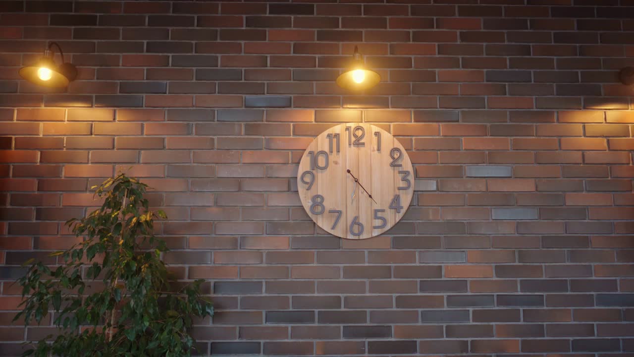 un reloj de madera en una pared de ladrillo en primer plano