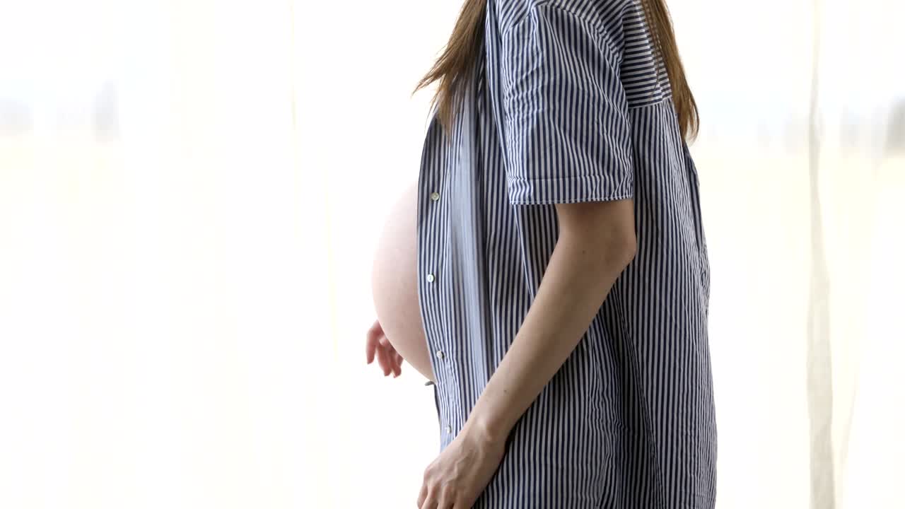 una mujer embarazada alegre bailando