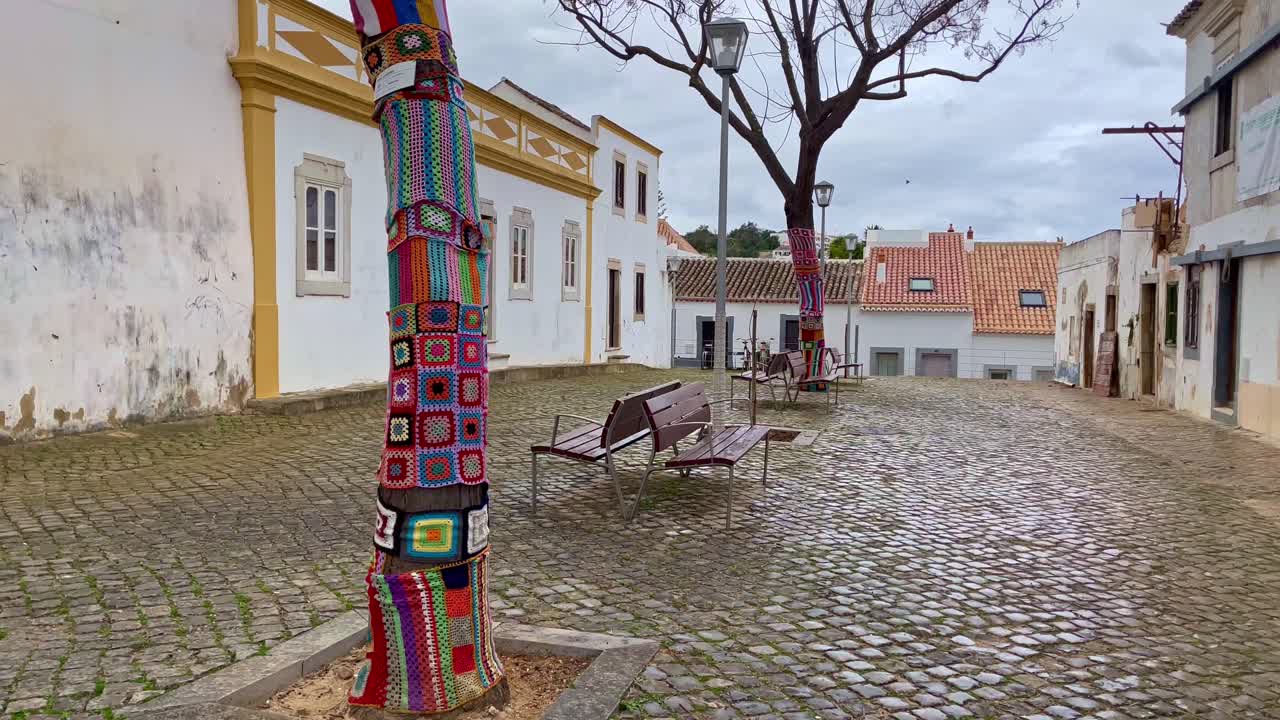 Giacche a maglia fatte a mano per alberi, strada a Tavira, Portogallo, street art