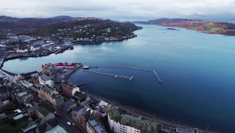 Drone-Sobre-La-Ciudad-Turística-De-Oban,-Escocia