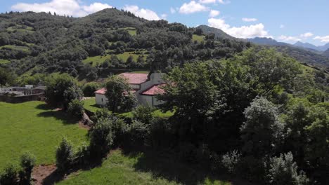 Vista-Aérea-Descubriendo-La-Iglesia-Románica-De-San-Vicente-De-Serapio-En-Asturias,-España