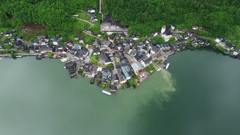 Día-Lluvioso-Místico-En-Hallstatt,-Austria