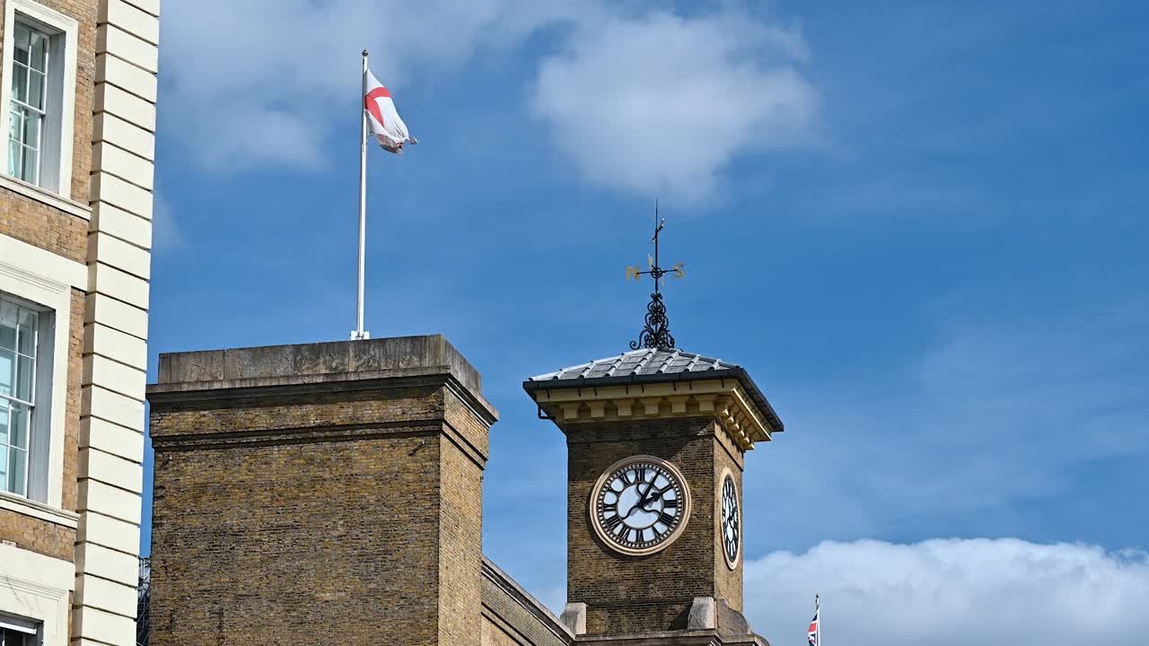 la bandera inglesa en la estación de kings cross, londres, reino unido
