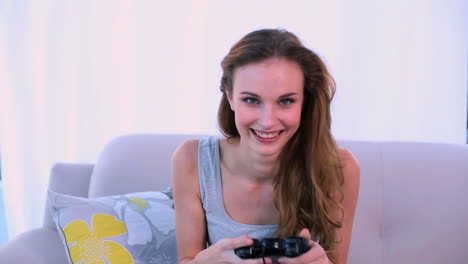 Modelo-Sonriente-Jugando-Videojuegos-En-El-Sofá