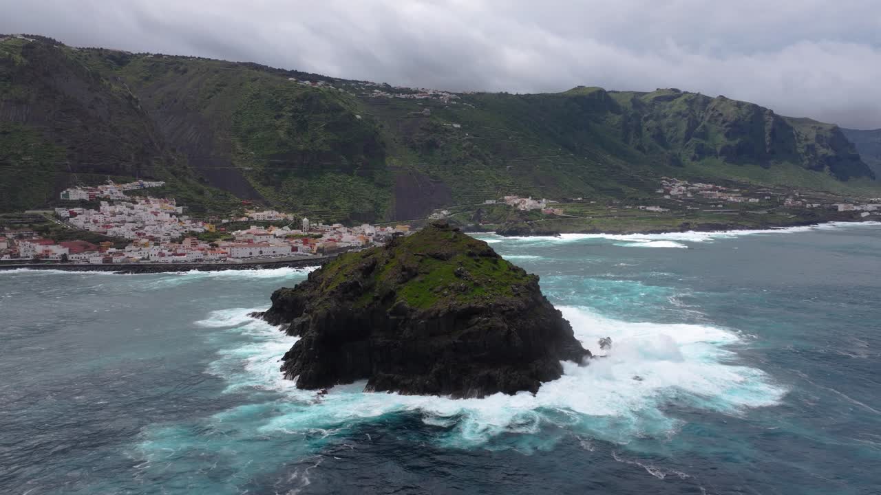Filmato cinematografico 4K con drone di potenti onde atlantiche che si infrangono contro Roque de Garachico a Tenerife durante la tempesta Therese_031.