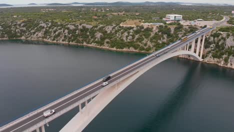 vista aérea lentamente descendente del puente con tráfico