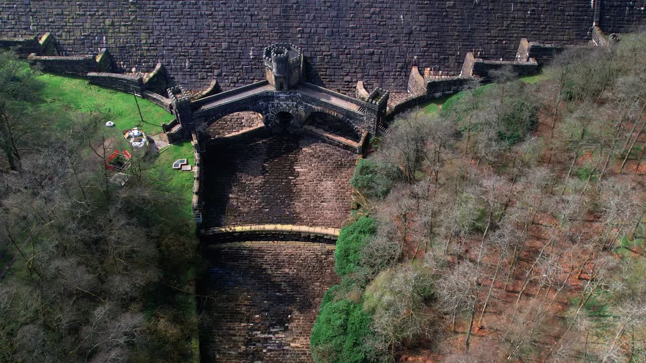 스카 하우스 저수지 바닥에 있는 플레틀리 브리지 위로 안테나를 빼냅니다.