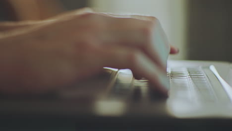 persona escribiendo en una computadora portátil