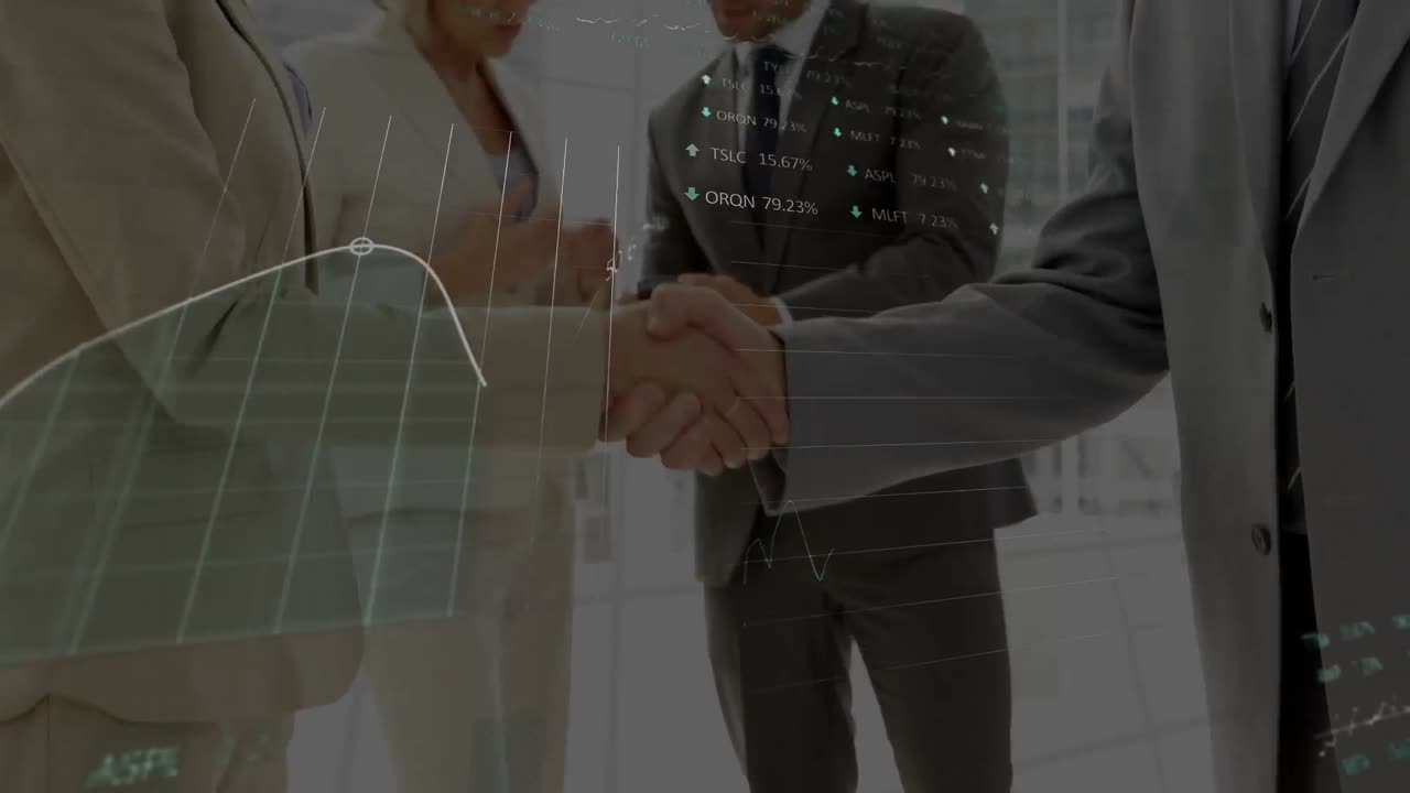 procesamiento de datos del mercado de valores contra un hombre de negocios y una mujer de negocios que se dan la mano en la oficina