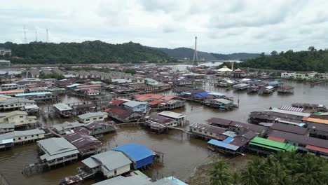 Luftaufnahme-Einer-Drohne-Von-Den-Schwimmenden-Dörfern-Von-Kampong-Ayer-In-Bandar-Seri-Bagawan-In-Brunei-Darussalam-In-Richtung-Der-Berühmten-Brücke