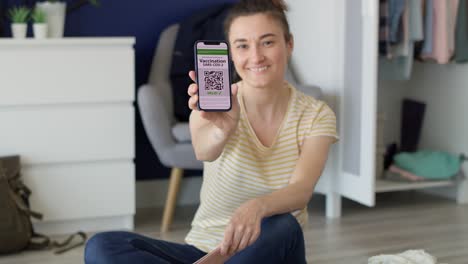 video de seguimiento de una mujer con un teléfono con una tarjeta de vacunación digital