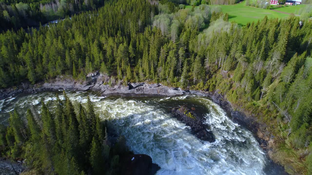 la cascada de ristafallet en la parte occidental de jamtland está catalogada como una de las cascadas más hermosas de suecia.