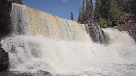 las cataratas de grosella fluyen sobre las rocas en un clima soleado