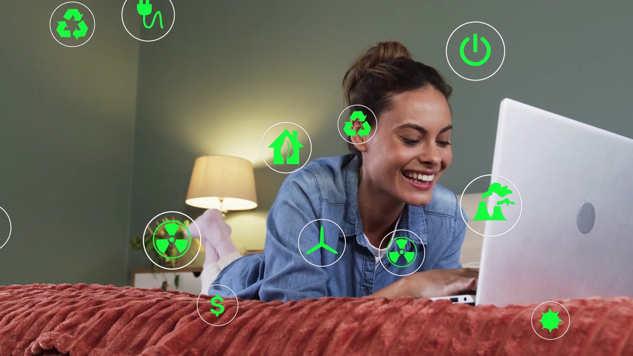 Donna sdraiata sul letto, che digita sul laptop e con icone ecologiche verdi che fluttuano mentre fa ricerca sull'energia.
