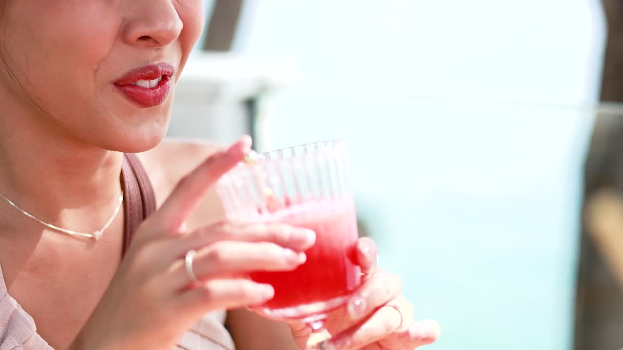 바가에서 수박 주스를 마시는 여자