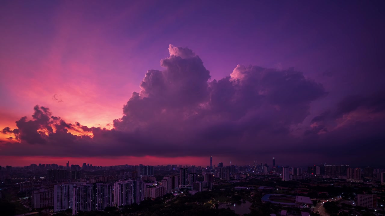 Grande angular de time-lapse do pôr do sol em Kuala Lumpur, Malásia, durante a hora dourada.