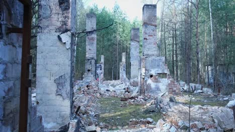 Lugar-Perdido,-Destruido,-Vieja-Ruina-En-Un-Día-Nublado