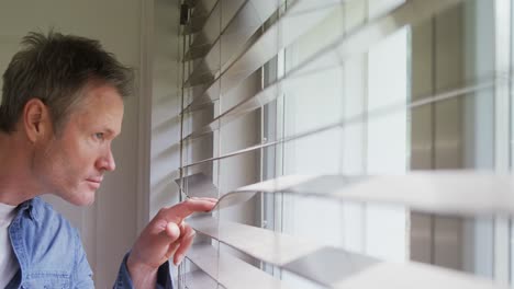 hombre mirando afuera por la ventana 4k