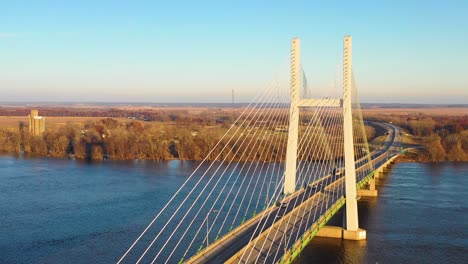 una antena de drones de un puente sobre el río mississippi en burlington, iowa, lo que sugiere infraestructura de envío, camiones o transporte