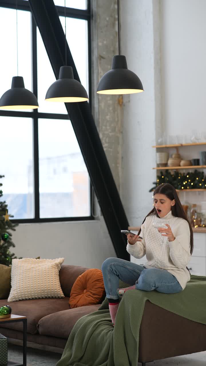 Noel Kutlaması Sırasında Koltukta Telefonuyla Rahatlayan Kadın