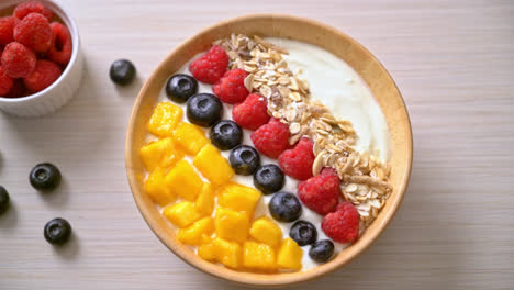 Tazón-De-Yogur-Casero-Con-Frambuesa,-Arándano,-Mango-Y-Granola---Estilo-De-Comida-Saludable