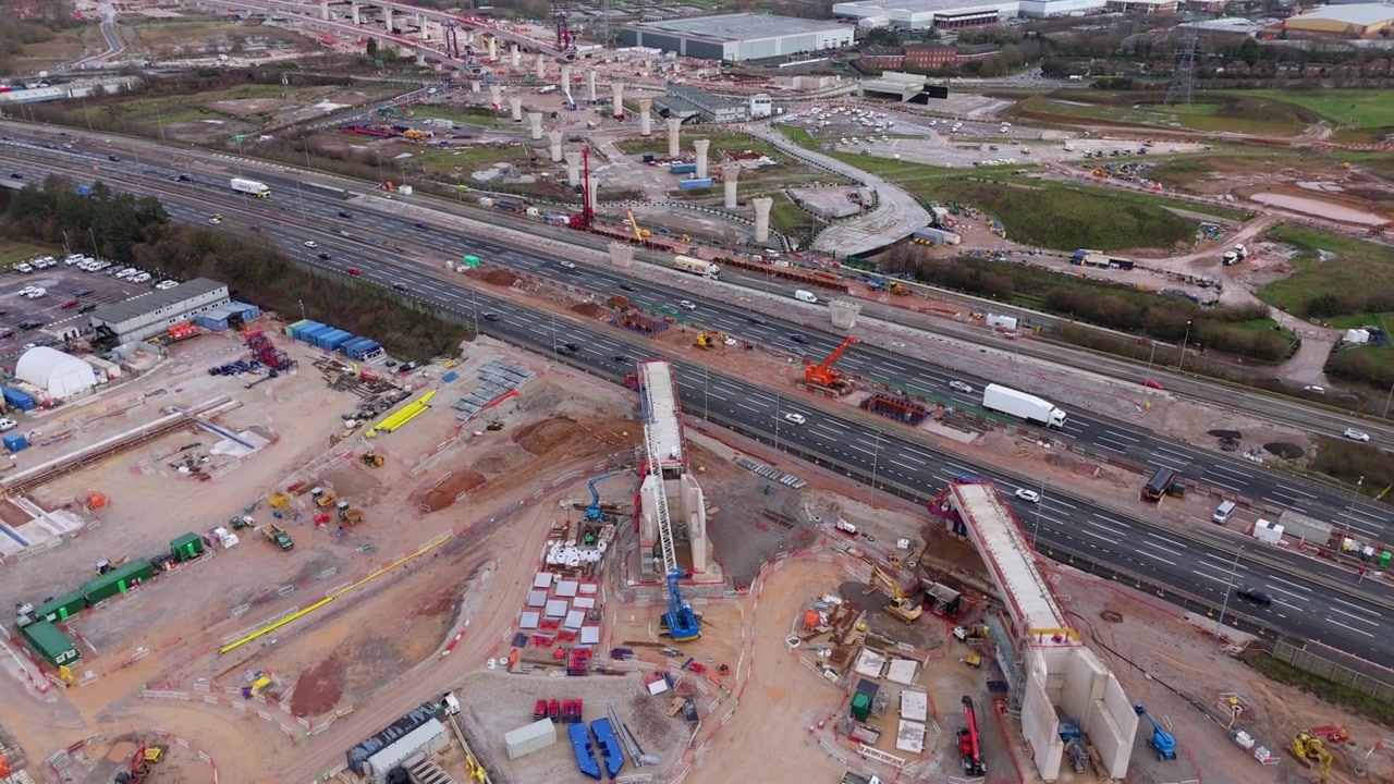 Toma de dron del masivo proyecto de infraestructura ferroviaria High Speed 2 mostrando la instalación de vigas de riel elevadas cerca de Coleshill, Reino Unido