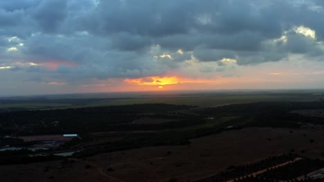 Hermosa-Toma-Aérea-De-Drones-De-Una-Puesta-De-Sol-Dorada-Desde-Sibauma,-Brasil,-Que-Se-Encuentra-Cerca-De-La-Famosa-Ciudad-De-Pipa-En-Un-Cálido-Día-De-Verano