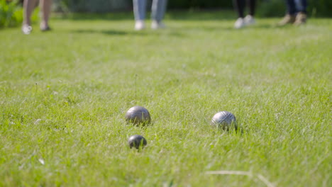 zijaanzicht van pentanqueballen op het gras in het park