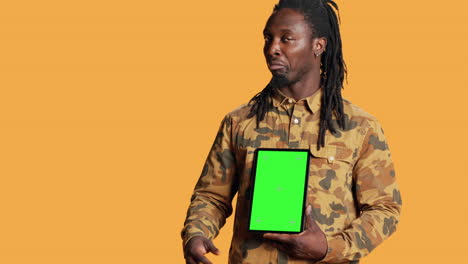 Afroamerikanischer-Erwachsener-Mit-Greenscreen-Auf-Dem-Gadget