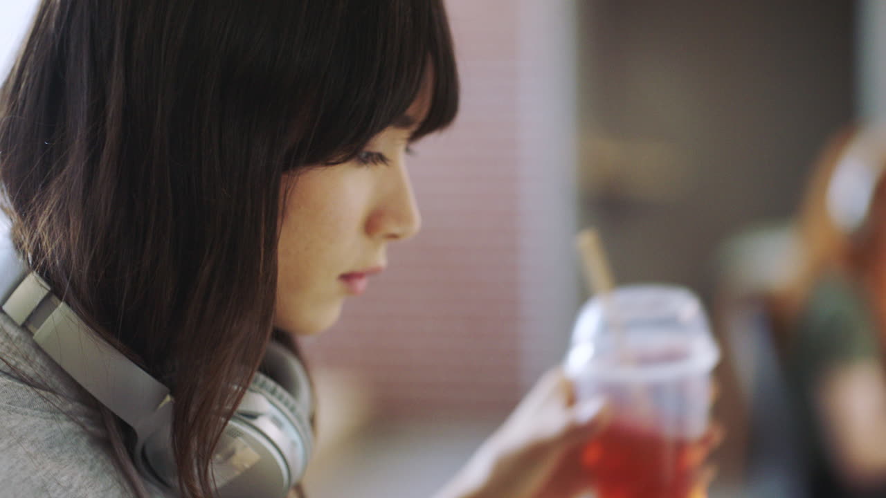 노트북에 초점을 맞춘 창의적인 비즈니스 여인