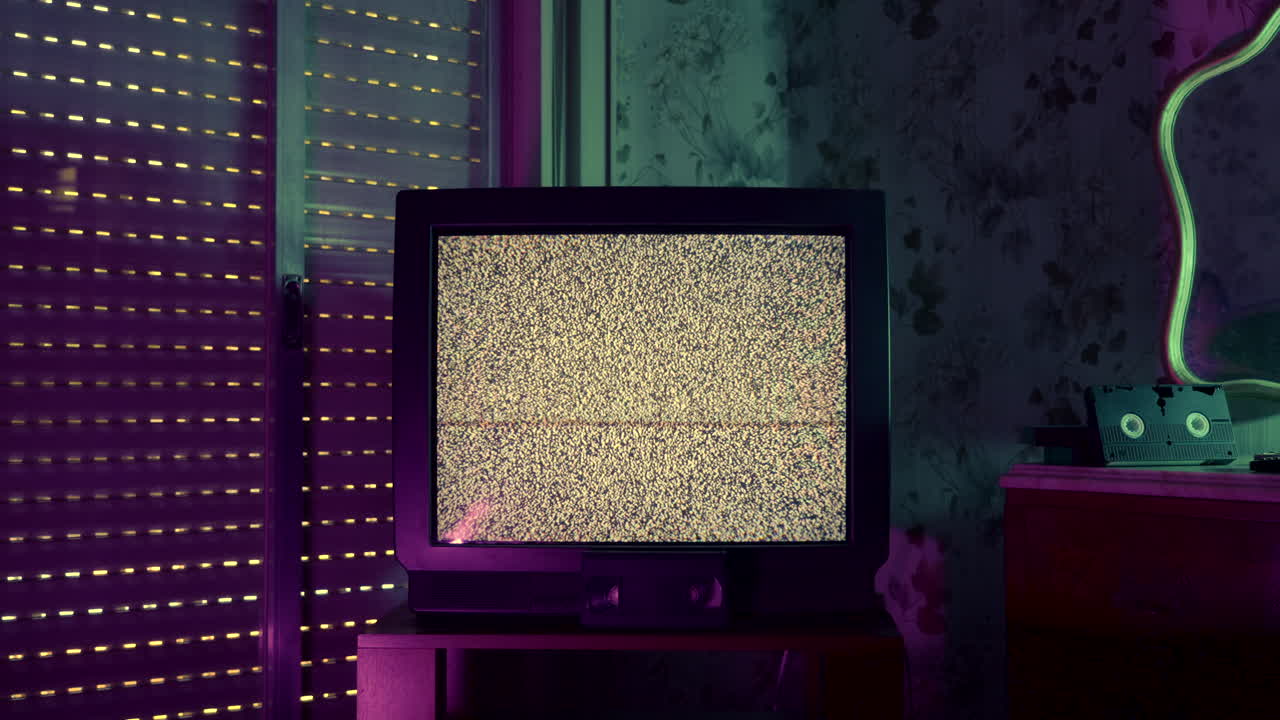 Vecchio televisore CRT che visualizza rumore statico in una stanza retrò al neon.