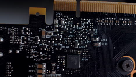 Nahaufnahme-Einer-SLI-Schnittstelle-Auf-Der-Rückseite-Einer-Grafikkarte,-Mit-Detaillierten-Angaben-Zu-Den-Schaltkreisen-Und-Dem-PCB-Layout,-Technisch-Ausgerichtet