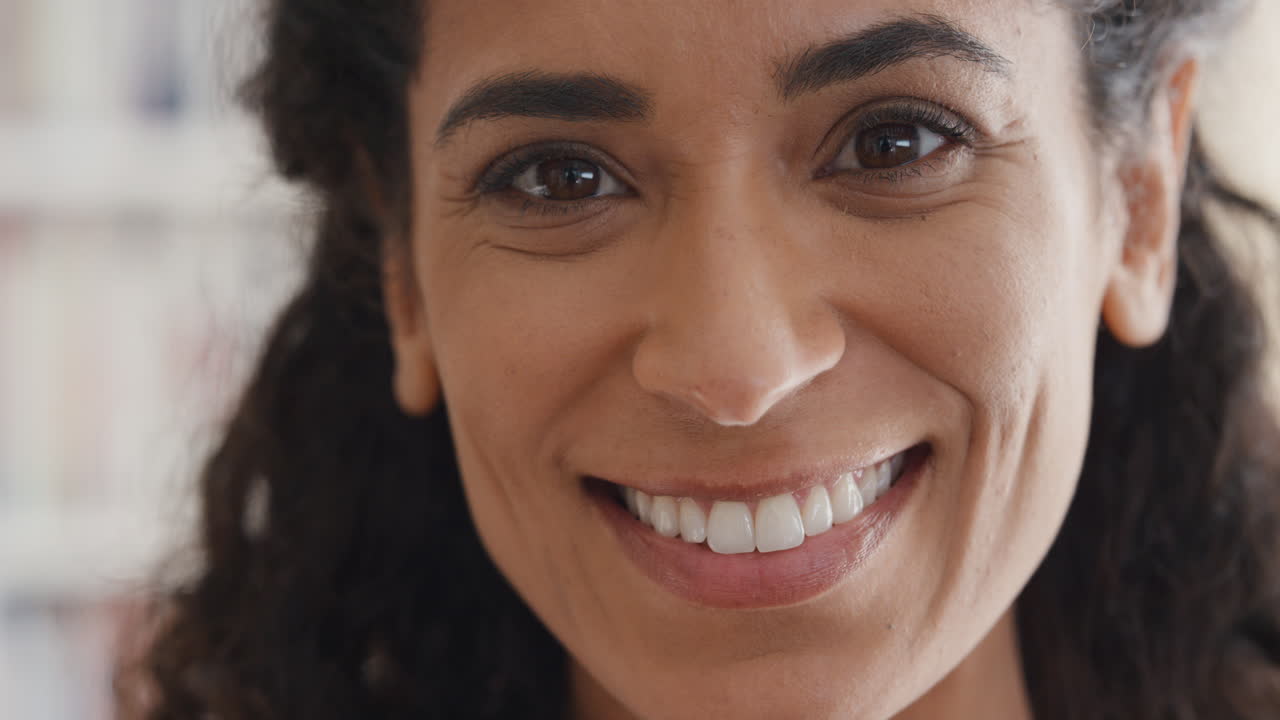 retrato de una mujer hermosa sonriendo feliz y segura de sí misma imagen de belleza femenina concepto de testimonio 4k