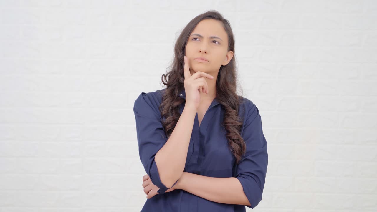 una joven india confundida pensando
