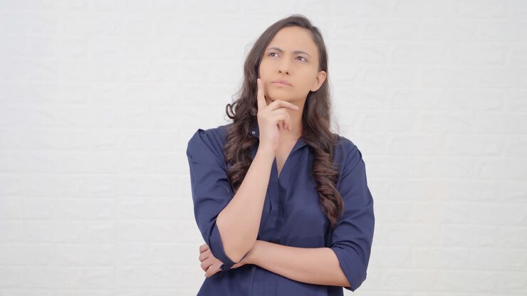 una joven india confundida pensando