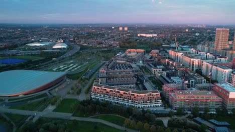 Lee-Valley-Velopark-Radsportzentrum-Am-Queen-Elizabeth-Olympic-Park-Stratford-Ostlondon-Luftbild-Langsam-Rechts-Dolly