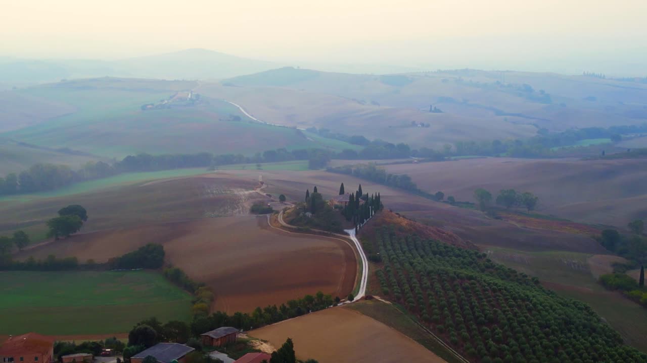 espectacular vista aérea desde arriba casa de vuelo mañana atmósfera rural entorno idílico toscana italia