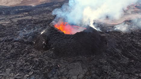 cráter de volcán humeante con lava caliente estallando en el paisaje volcánico