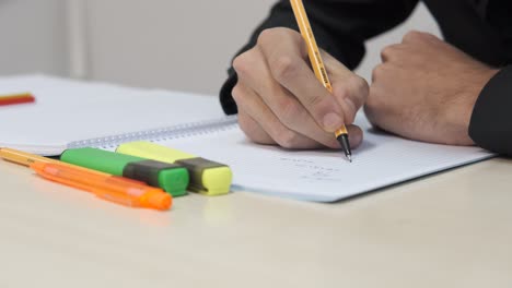 el estudiante escribe la escuela