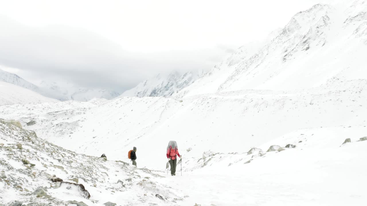 네팔의 라크 패스 (larke pass) 에서 5100m의 고도, 마나슬루 서 트렉 지역.