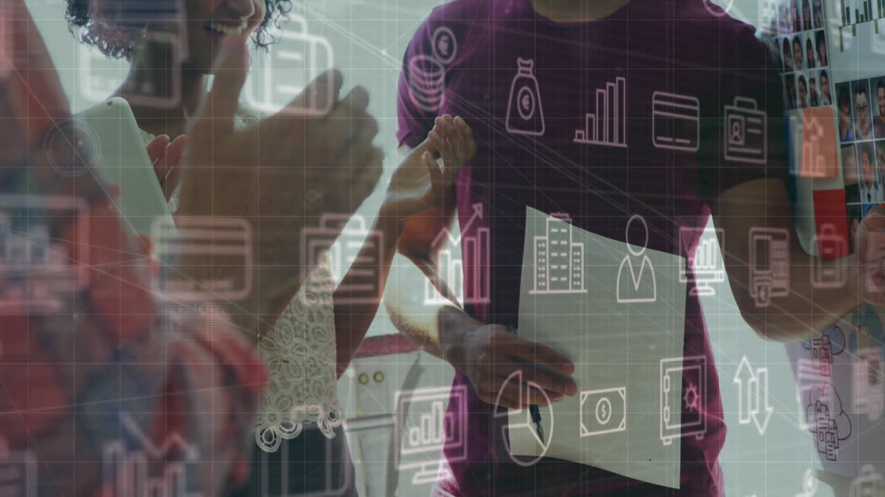 animación del procesamiento de datos financieros e íconos sobre diversas personas de negocios que trabajan en la oficina.