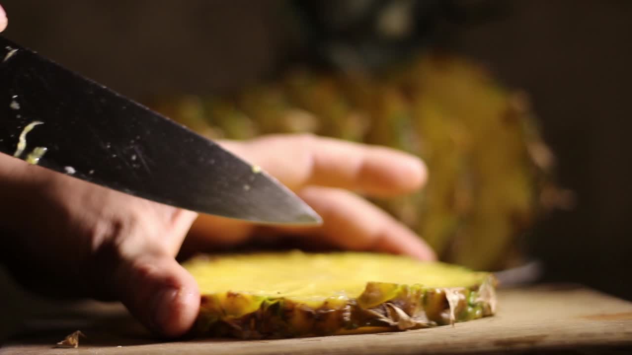 rebanada de ananas de piña macho con un cuchillo