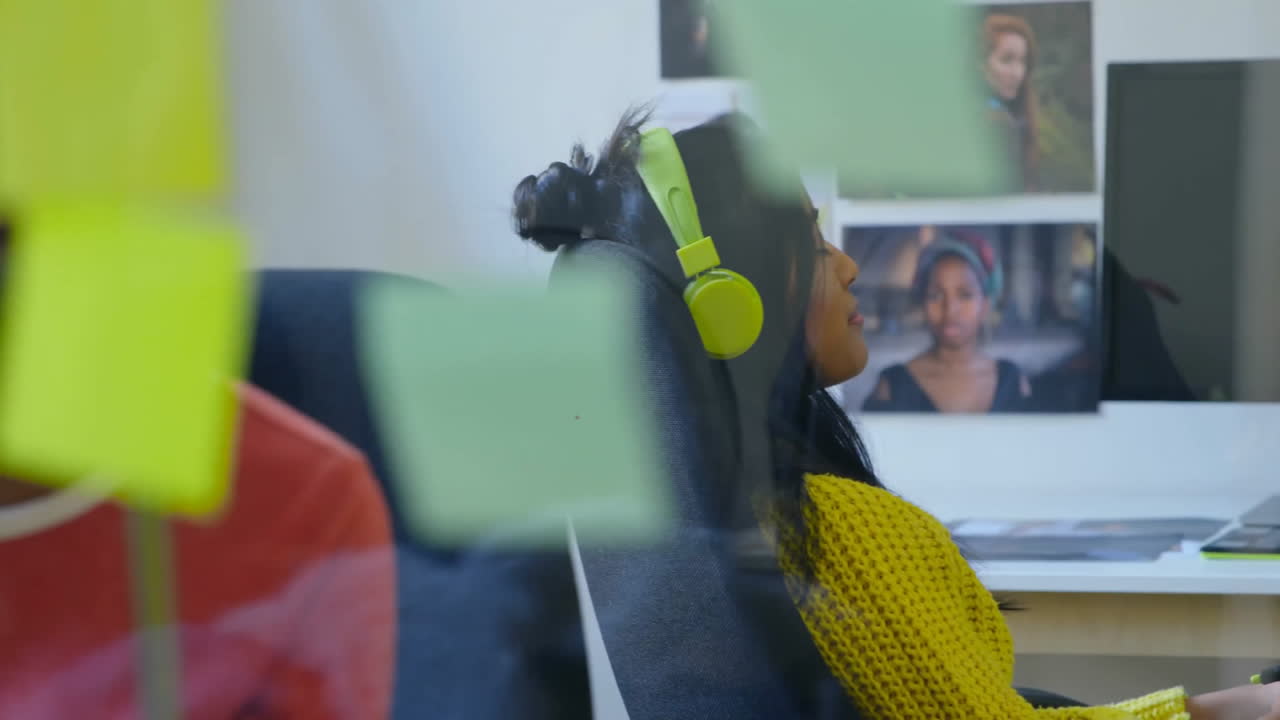 animación de una red de conexiones con iconos sobre una mujer biracial que usa auriculares